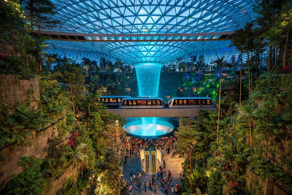 El aeropuerto de Changi de Singapur vuelve a la cima proclamándose como mejor aeropuerto del mundo 2023 10 jewel changi singapur noche 287ebdff 1200x800